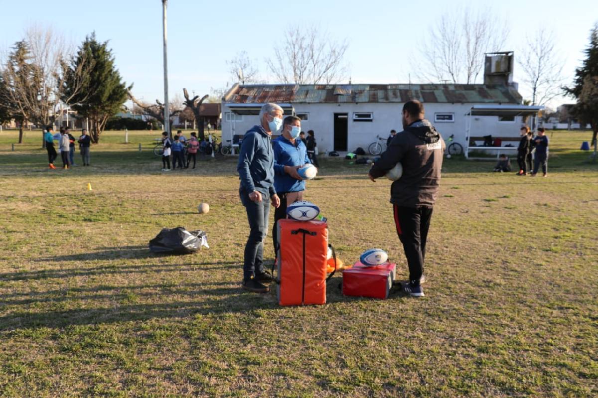  LA GESTIÓN MUNICIPAL ENTREGÓ MATERIAL DEPORTIVO AL CLUB INDIOS DE RUGBY Y HOCKEY