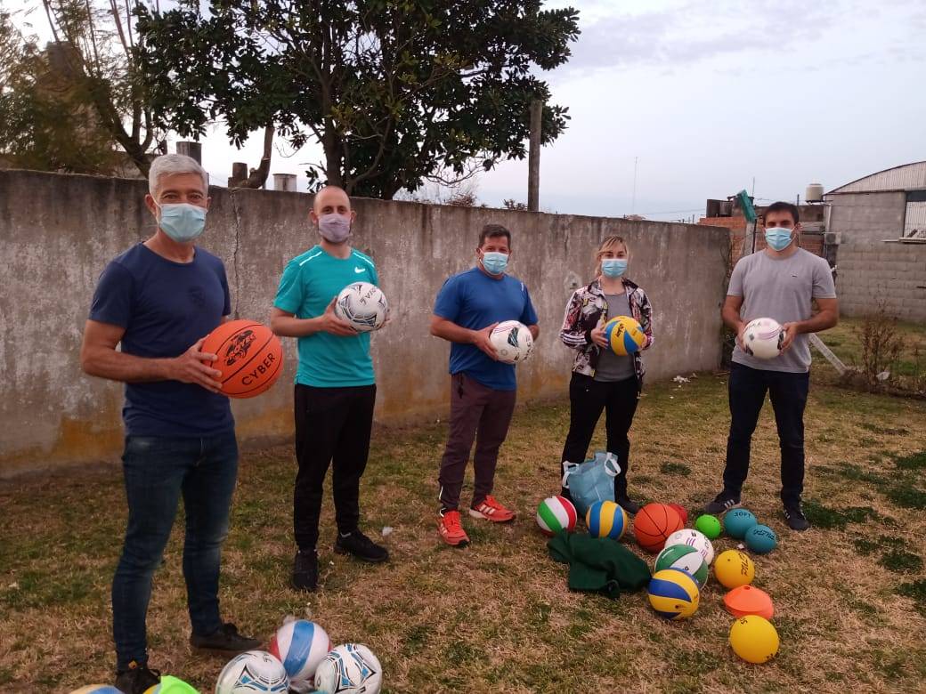 LA GESTIÓN MUNICIPAL ENTREGÓ MATERIAL DEPORTIVO EN URDAMPILLETA Y PIROVANO