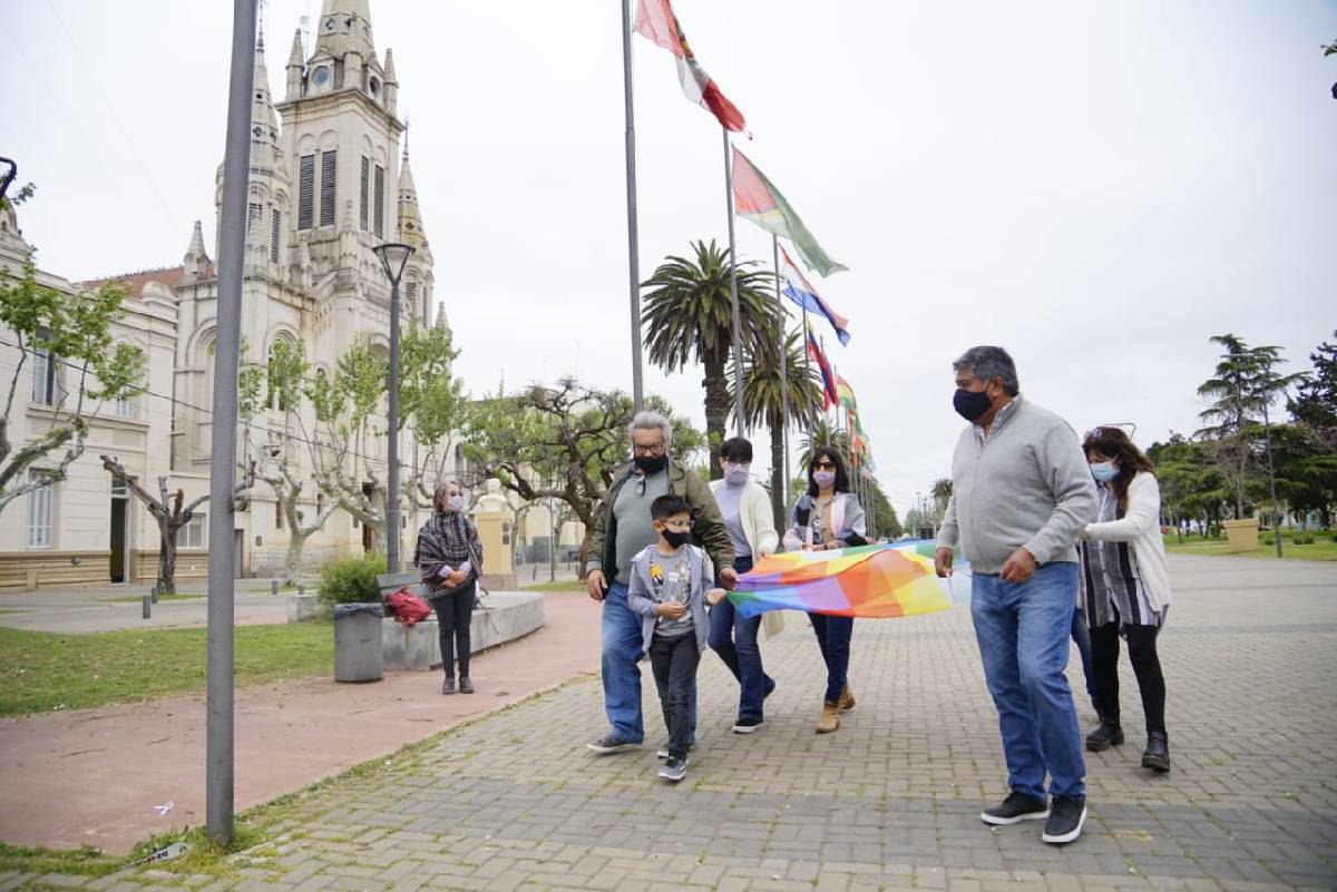 SE REALIZÓ EL ACTO Y EL RECAMBIO DE LA BANDERA WIPALA EN EL MARCO DEL DÍA DE LA DIVERSIDAD CULTURAL