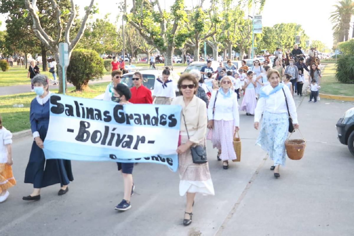 EL INTENDENTE PISANO ACOMPAÑÓ EL DESFILE POR EL DÍA DE LA TRADICIÓN