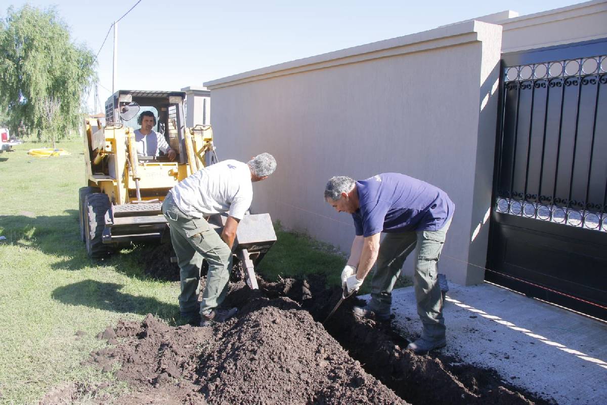 EL MUNICIPIO TRABAJA EN LA OBRA DE AMPLIACIÓN DE RED DE GAS EN BARRIO LOS ZORZALES