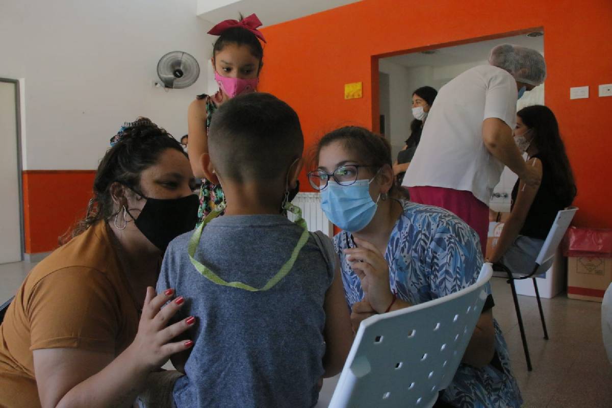 VACUNACIÓN LIBRE CON DOSIS DE REFUERZO PARA TRABAJADORES DE LA EDUCACIÓN Y MAYORES DE 50 AÑOS