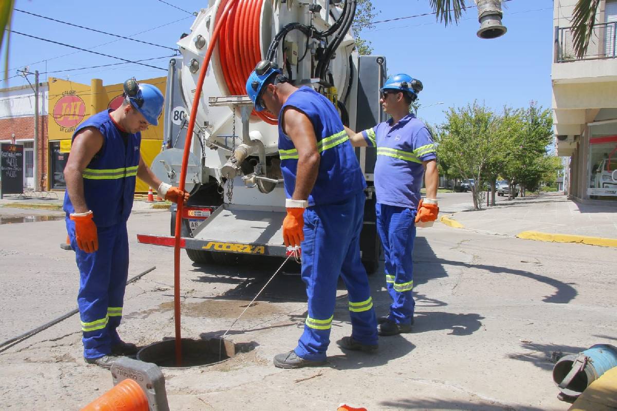 EL MUNICIPIO Y AYSA TRABAJAN EN LA LIMPIEZA DE COLECTORES CLOACALES Y PLUVIALES EN BOLÍVAR