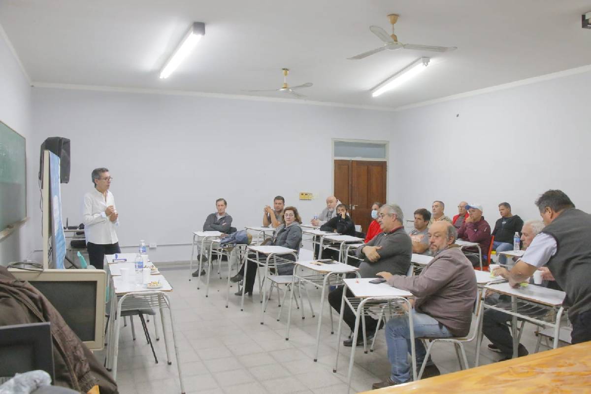 DEPORTES BRINDÓ UNA CHARLA CON EL DIRECTOR TÉCNICO LUIS MARÍA RODRÍGUEZ