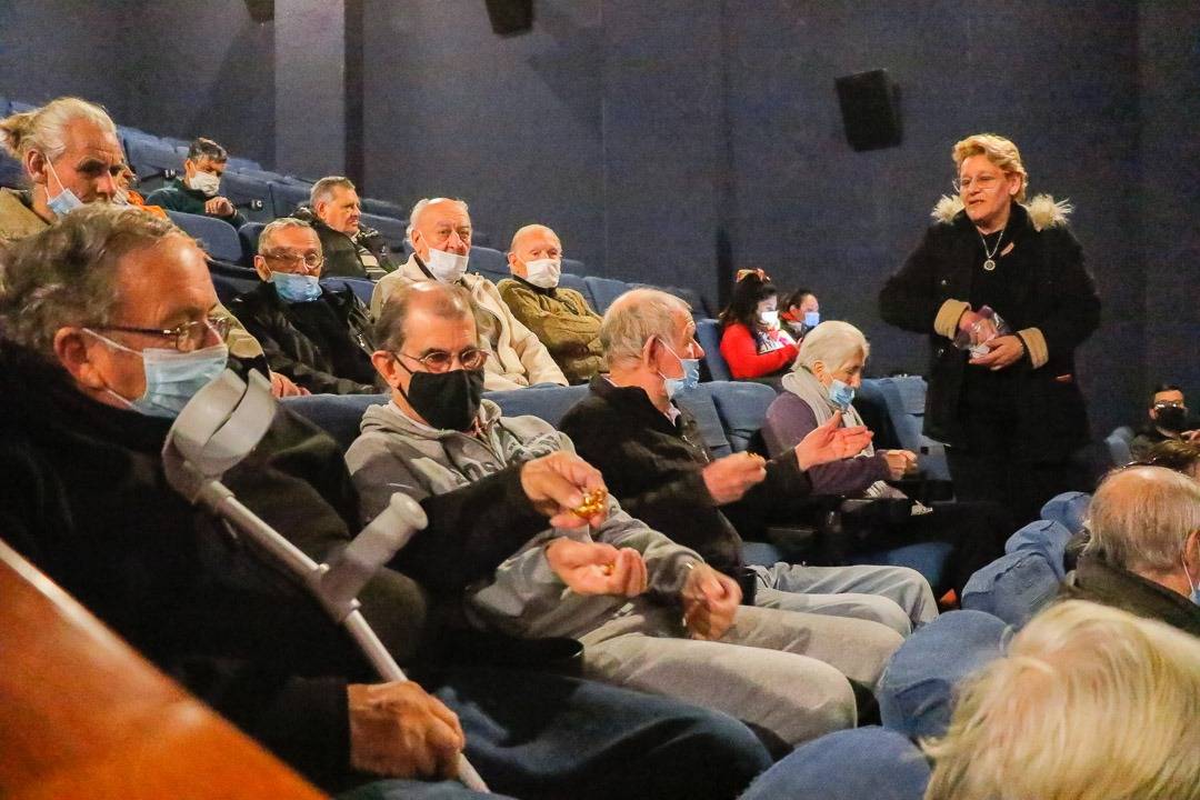 ADULTOS MAYORES DE CASA HOGAR Y DEL CLUB DE DÍA REENCUENTRO VISITARON EL CINE AVENIDA