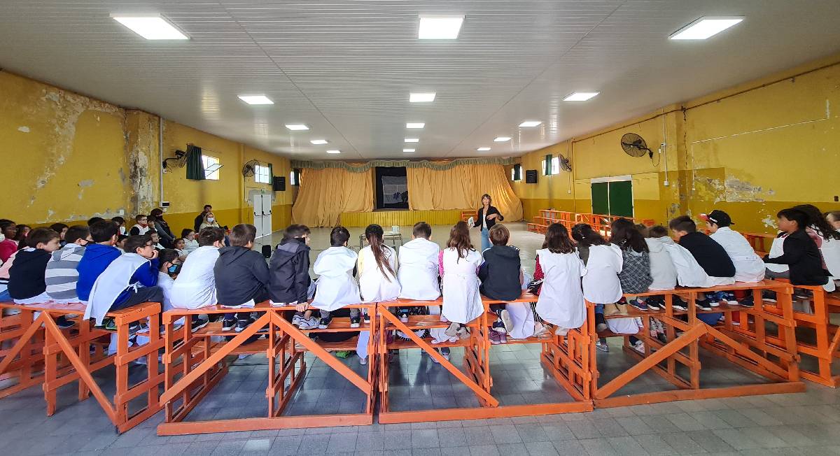 DERECHOS HUMANOS PRESENTÓ EL LIBRO “UN HÉROE SIN CAPA” EN LA ESCUELA N°2