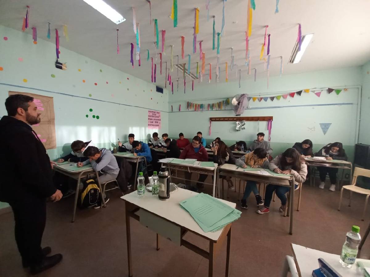 SE BRINDÓ UN TALLER DE ORIENTACIÓN VOCACIONAL EN LA ESCUELA SECUNDARIA N°1 DE PIROVANO