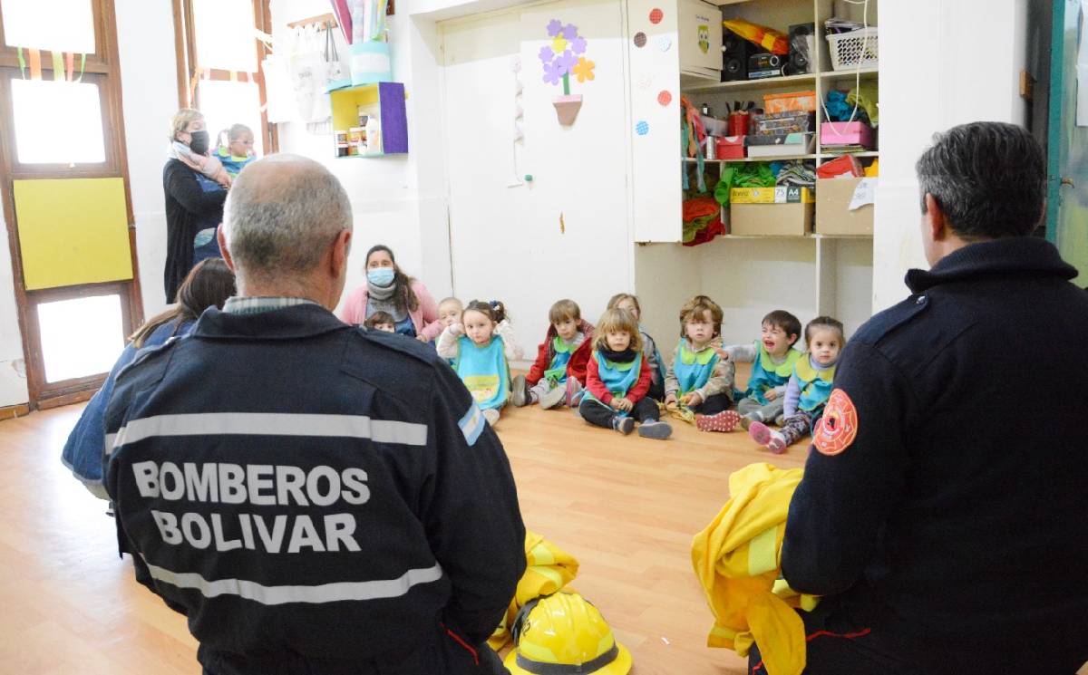 BOMBEROS VOLUNTARIOS VISITARON EL JARDÍN ALICIA MOREUA DE JUSTO