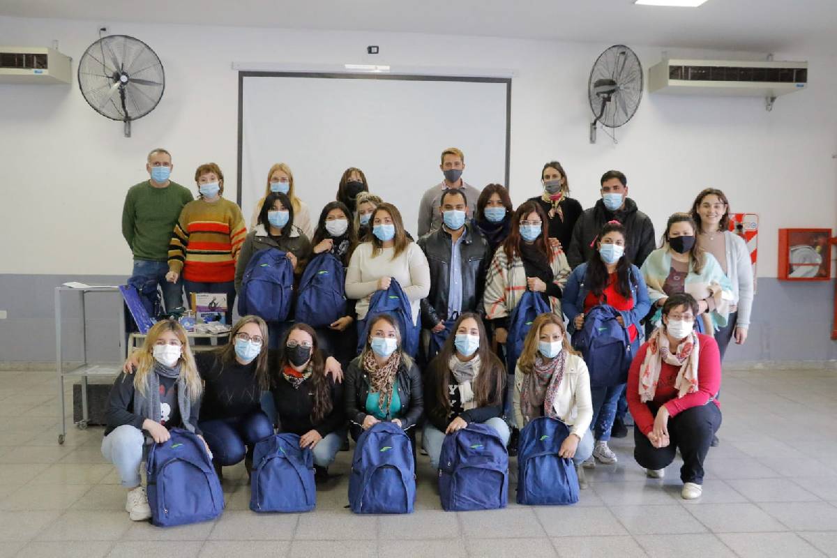 ALUMNOS Y ALUMNAS DE ENFERMERÍA RECIBIERON MOCHILAS CON INSUMOS DE TRABAJO