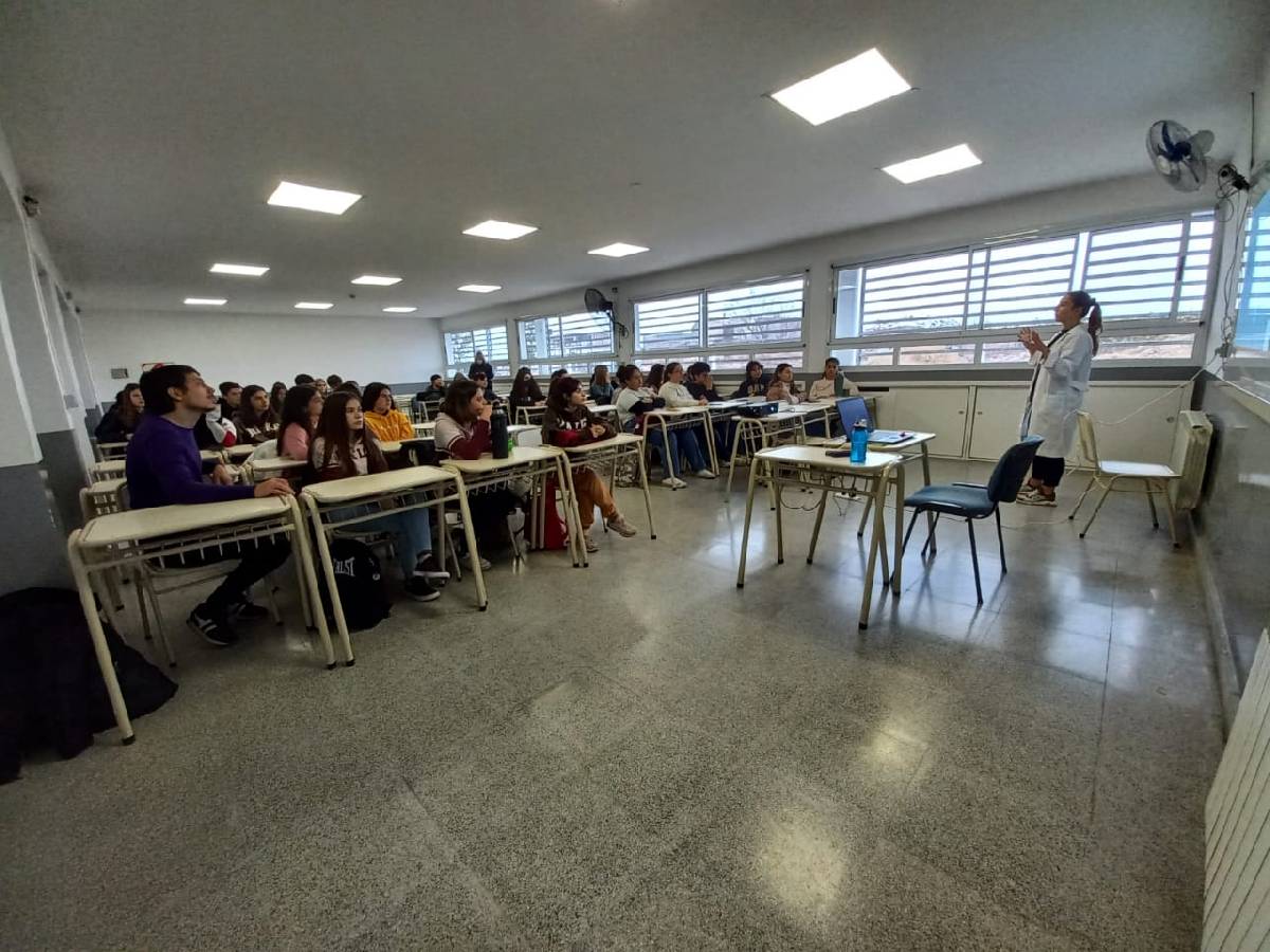 ESTUDIANTES DE LA ESCUELA SECUNDARIA N°10 VISITARON EL LABBO