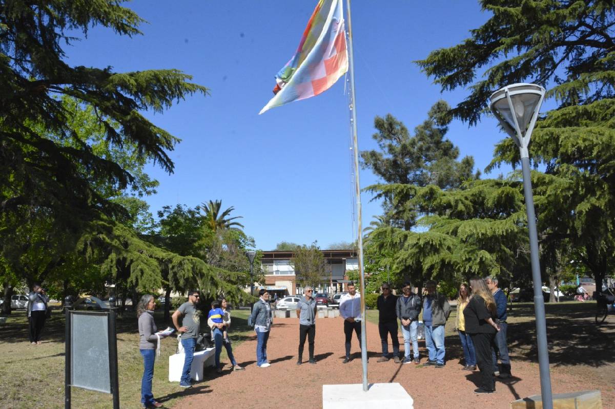 SE REALIZÓ EL RECAMBIO DE LA BANDERA WIPALA EN LA PLAZA PUEBLOS ORIGINARIOS