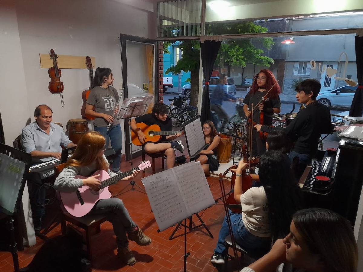 EL DIRECTOR DE JUVENTUD VISITÓ LAS INSTALACIONES DE LOVE ACADEMIA MUSICAL