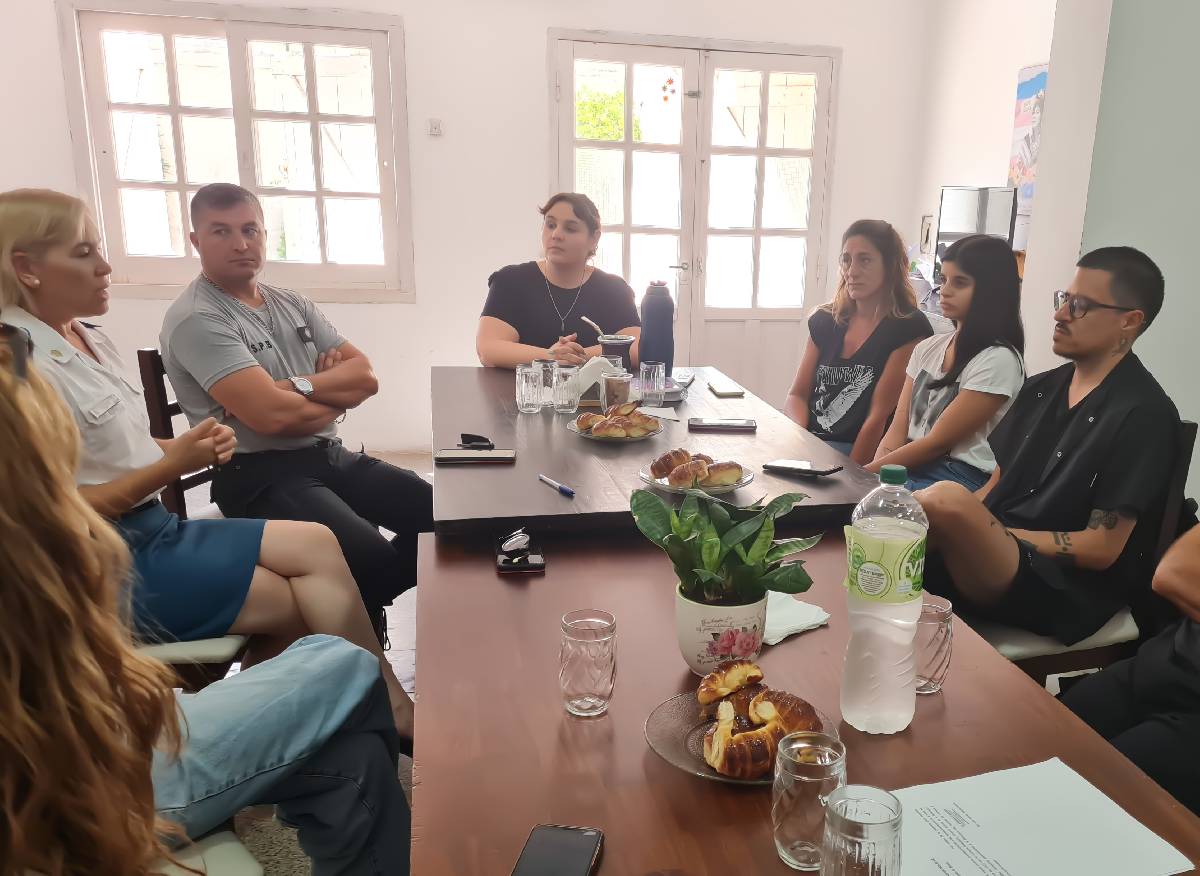 LA DIRECCIÓN DE POLÍTICAS DE GÉNERO SE REUNIÓ CON EL EQUIPO DE LA UNIDAD 17