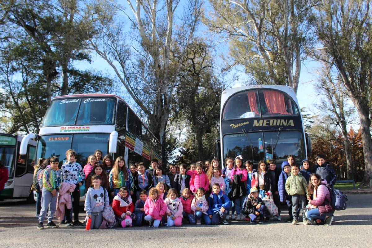 MÁS DE 60 ESTUDIANTES DE ESCUELAS RURALES CONOCIERON LA CIUDAD DE LA PLATA EN UN VIAJE RECREATIVO