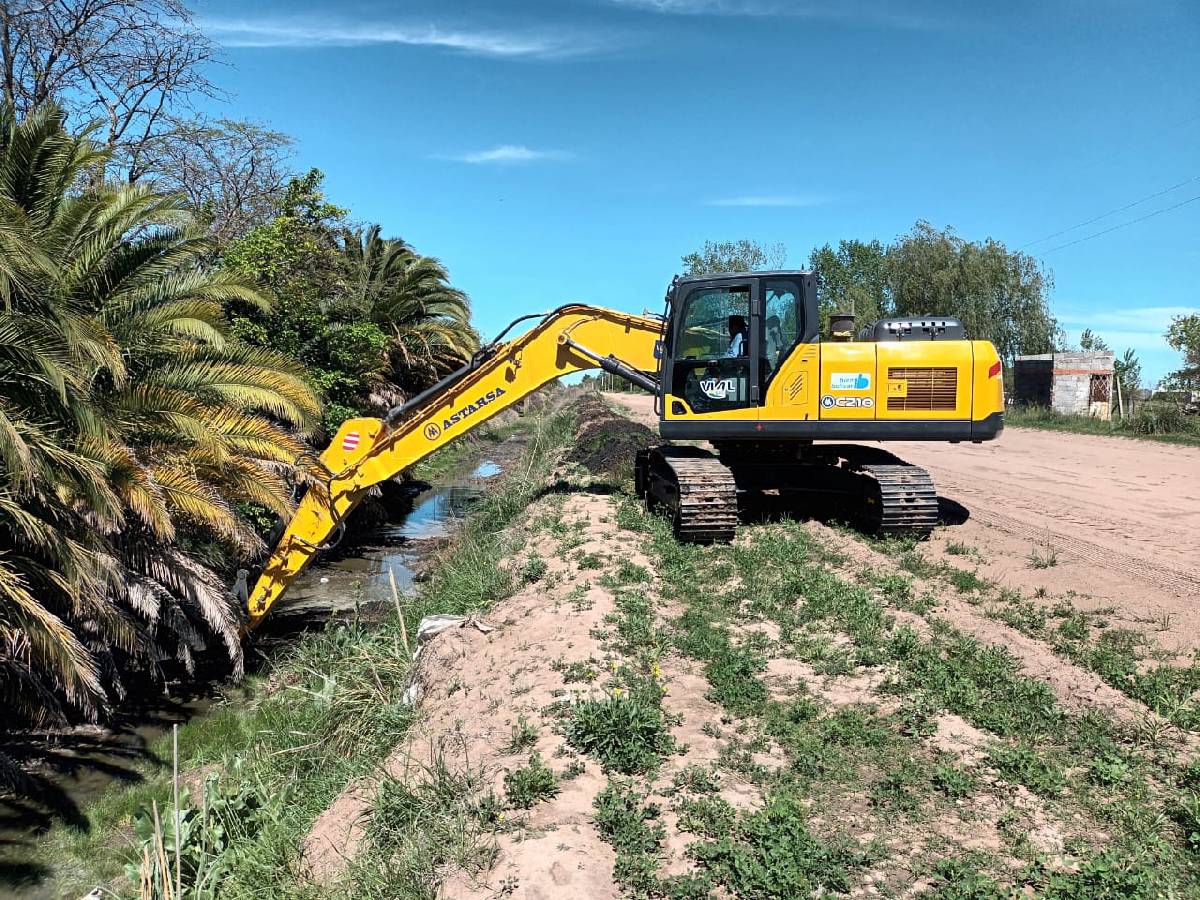 EL MUNICIPIO REALIZA TAREAS DE LIMPIEZA EN CANALES CON LA NUEVA RETROEXCAVADORA