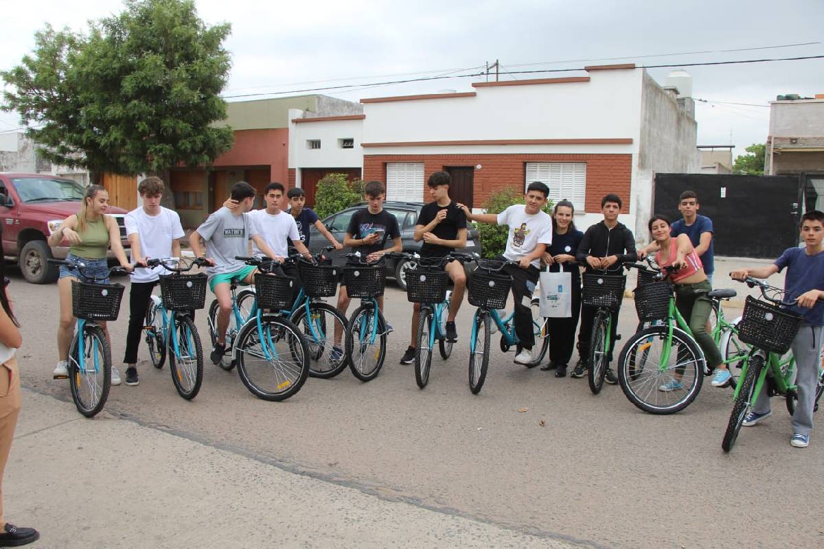 ESTUDIANTES DE URDAMPILLETA Y PIROVANO RECIBIERON BICICLETAS