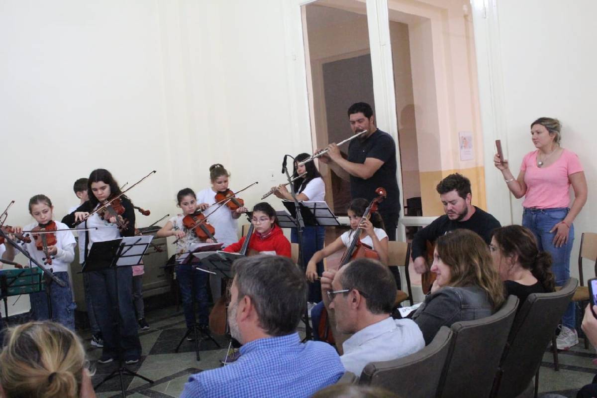 SE ENTREGARON INSTRUMENTOS MUSICALES PARA LA ORQUESTA ESCUELA DE BOLÍVAR