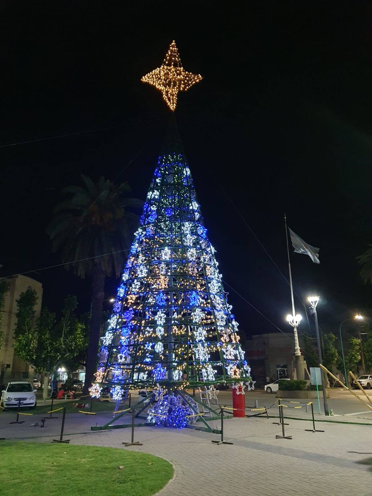 EL MUNICIPIO ENCENDIÓ EL ÁRBOL GIGANTE DE NAVIDAD EN EL CENTRO CÍVICO