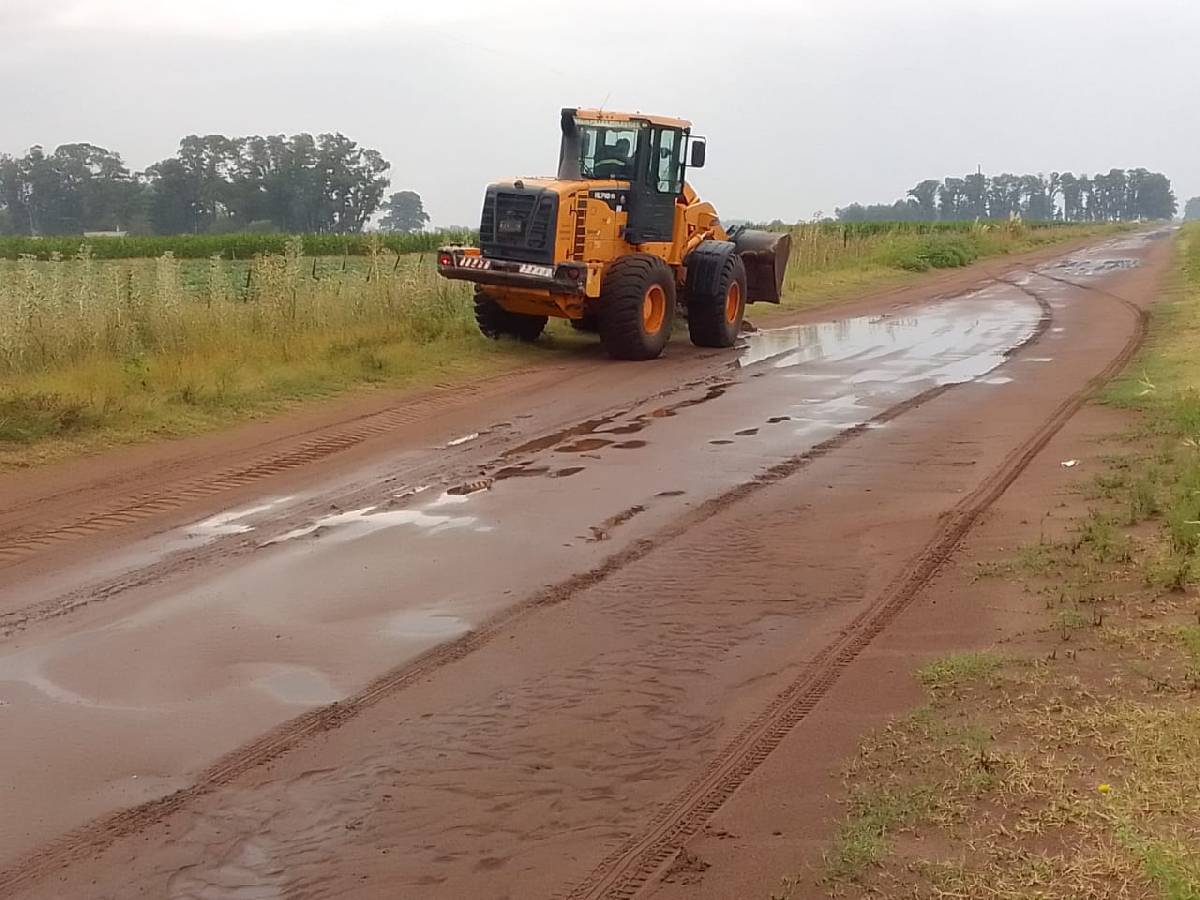 LA DIRECCIÓN DE VIAL REALIZA TRABAJOS DE DRENAJE SOBRE CAMINOS RURALES