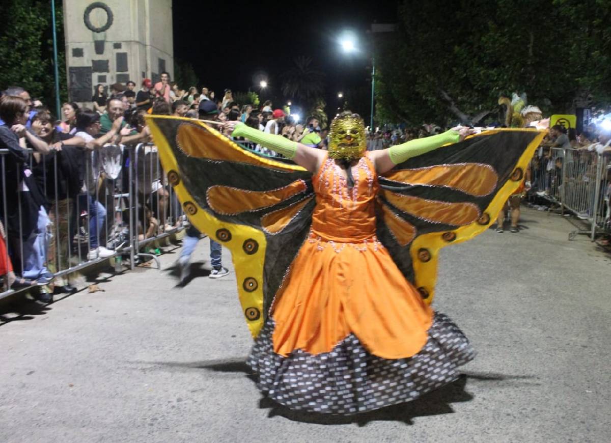 SE VIVIÓ UNA FIESTA EN LA PRIMERA NOCHE DE CARNAVALES