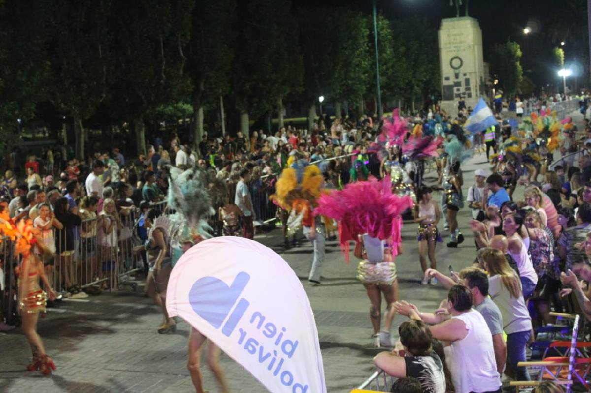 BOLÍVAR DISFRUTÓ DOS NOCHES A PURO CARNAVAL