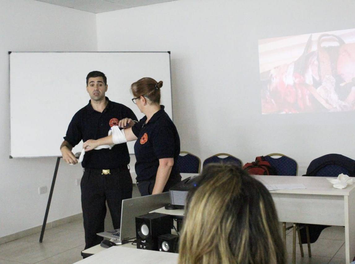 AGENTES MUNICIPALES SE CAPACITARON EN PRIMEROS AUXILIOS CON BOMBEROS 