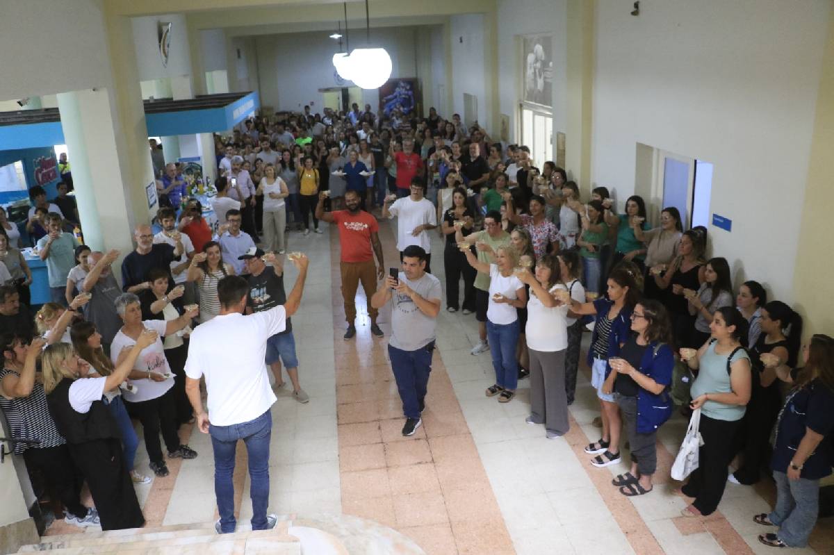 EMPLEADOS Y EMPLEADAS MUNICIPALES COMPARTIERON EL BRINDIS DE NAVIDAD JUNTO AL INTENDENTE BUCCA