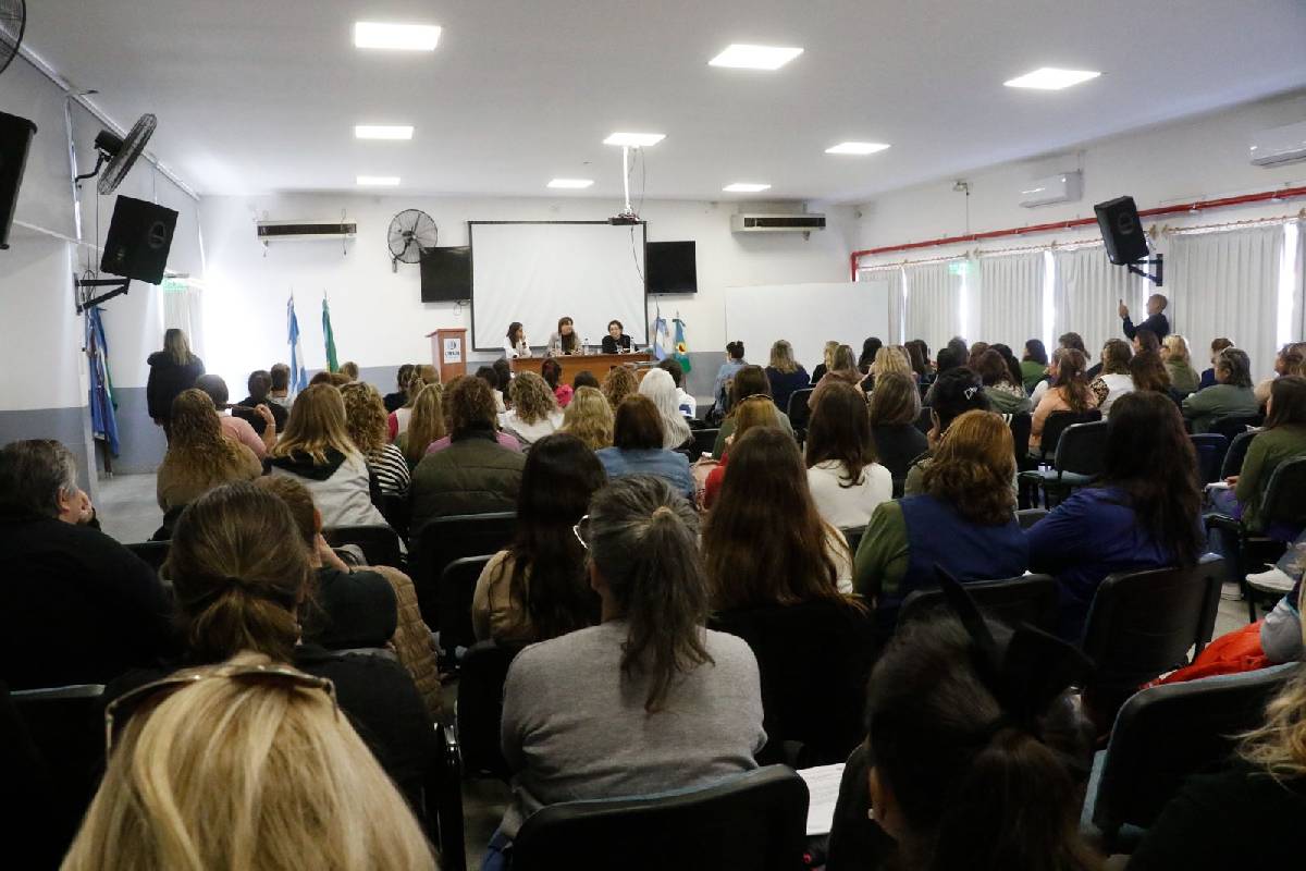 SE REALIZÓ LA PRIMERA CHARLA SOBRE USO DE SÍMBOLOS PATRIOS DESTINADA A DOCENTES DEL DISTRITO