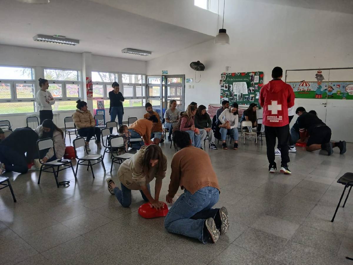 MANOS QUE SALVAN: RCP Y PRIMEROS AUXILIOS EN INSTITUCIONES EDUCATIVAS