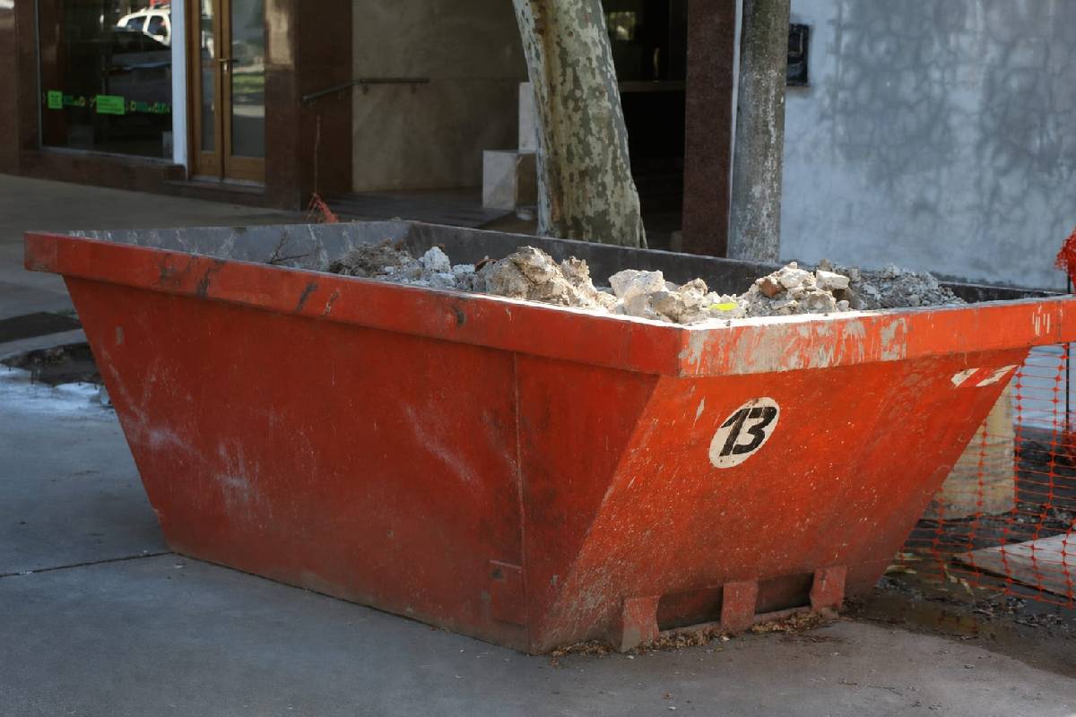 EL MUNICIPIO ADVIERTE SANCIONES POR ARROJAR ESCOMBROS Y RESIDUOS EN LA VÍA PÚBLICA 