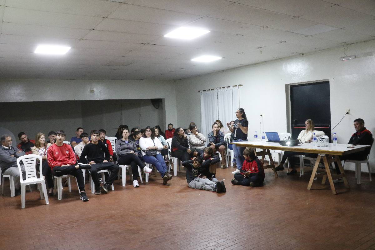 CHARLA SOBRE NUTRICIÓN DEPORTIVA PARA FAMILIAS DEL CLUB CASARIEGO