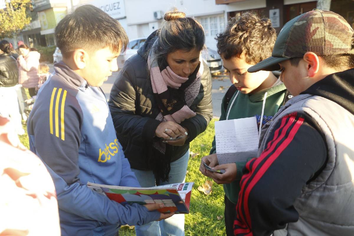 BOLÍVAR VIVIÓ UNA JORNADA MUNDIALISTA CON GRAN PARTICIPACIÓN EN EL INTERCAMBIO DE FIGURITAS
