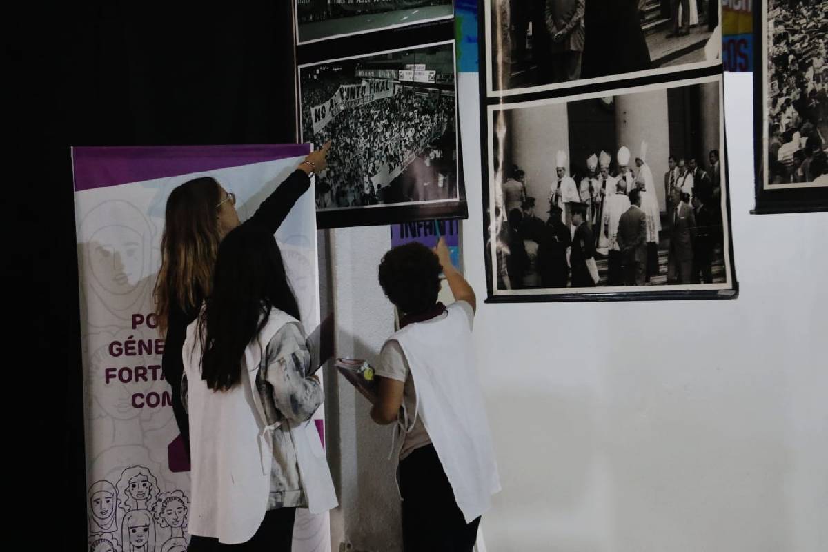 VISITA ESCOLAR A LA MUESTRA FOTOGRÁFICA “MADRES DE PLAZA DE MAYO Y LA RESISTENCIA POPULAR”
