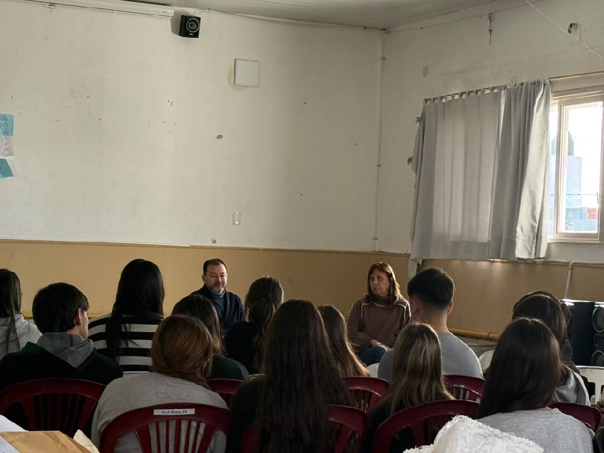 SE REALIZÓ LA PRESENTACIÓN DEL LIBRO SOBRE EL SOLDADO ECHAVE EN LA SECUNDARIA N°3 DE URDAMPILLETA