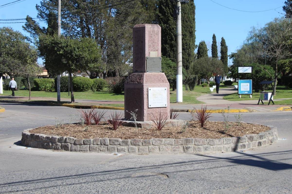 EL MUNICIPIO REVALORIZÓ EL MONOLITO A LOS FUNDADORES DE BOLÍVAR