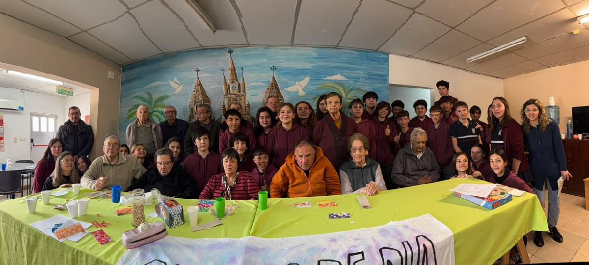 ESTUDIANTES DEL IJS COMPARTIERON UNA JORNADA INTERGENERACIONAL EN EL CENTRO DE DÍA REENCUENTRO