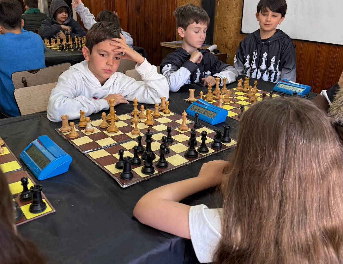 DESTACADA ACTUACIÓN DE LA ESCUELA MUNICIPAL DE AJEDREZ EN MAR DEL PLATA Y BALCARCE