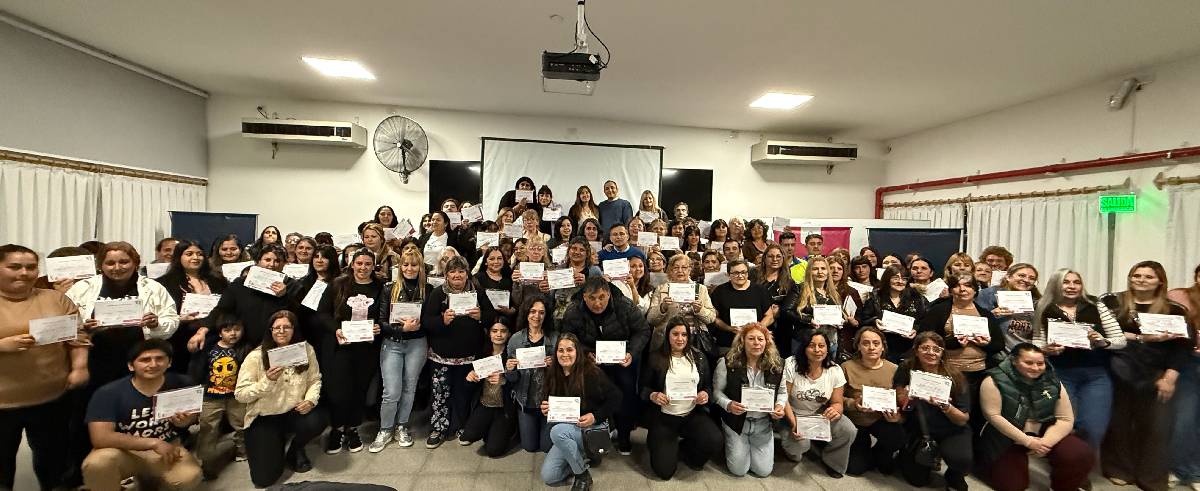 MÁS DE 160 PERSONAS SE FORMARON PARA ACOMPAÑAR Y CUIDAR A PERSONAS MAYORES