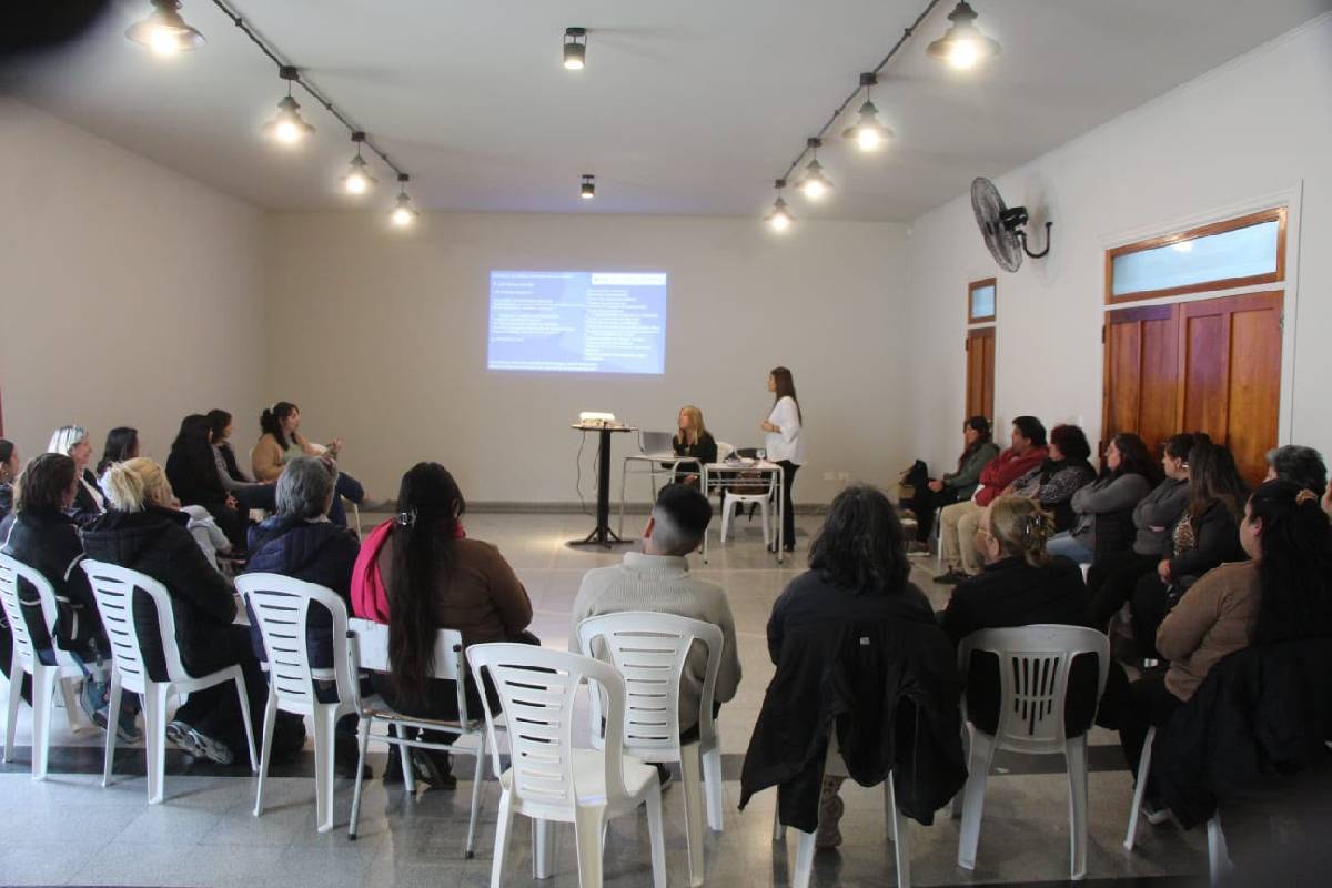 EL MUNICIPIO BRINDÓ UNA CHARLA SOBRE EL CUIDADO DE PERSONAS MAYORES EN RESIDENCIAS