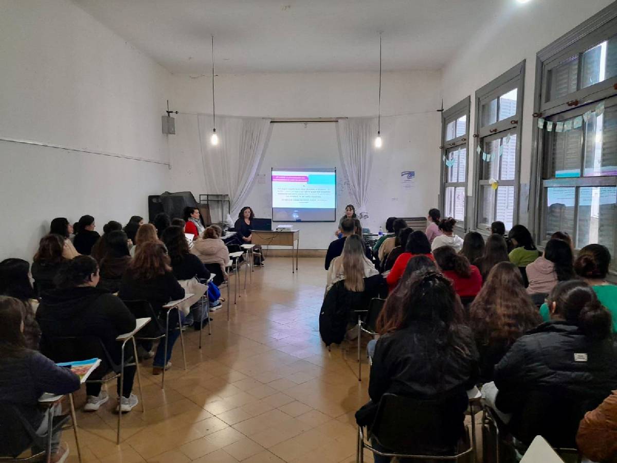 POLÍTICAS DE GÉNERO BRINDÓ UNA CHARLA SOBRE PREVENCIÓN DE VIOLENCIAS EN EL ISFDyT N°27