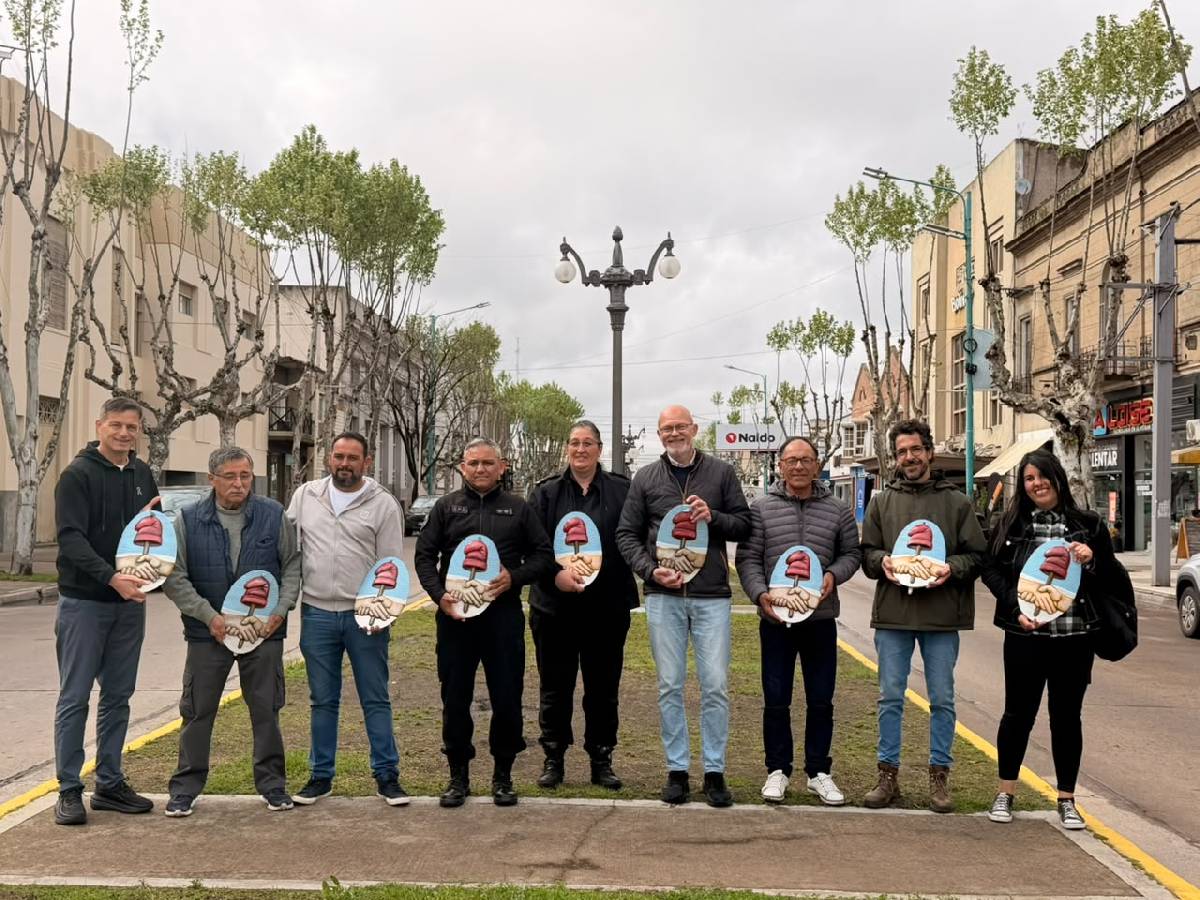 SE COLOCARON LAS TAPAS HISTÓRICAS DE AV. SAN MARTÍN JUNTO A COMERCIANTES Y RESTAURADORES