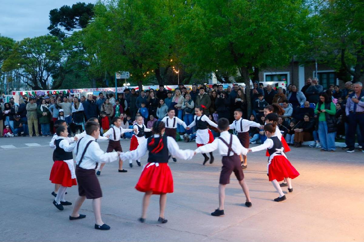 PIROVANO CELEBRÓ LA 5° FIESTA DE LAS COLECTIVIDADES CON UNA GRAN CONVOCATORIA