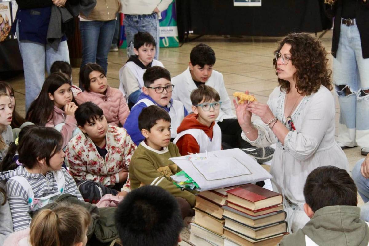 MÁS DE MIL PERSONAS DISFRUTARON DE LA PRIMERA FERIA DEL LIBRO INFANTOJUVENIL DE BOLÍVAR
