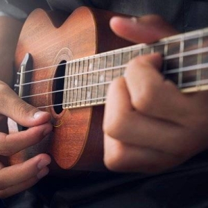Ukelele y guitarra